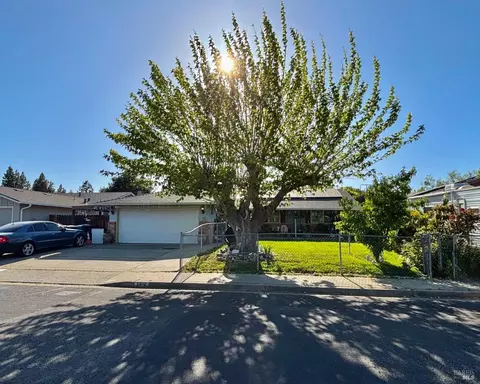 112 Clark Way, Vacaville, CA 95687