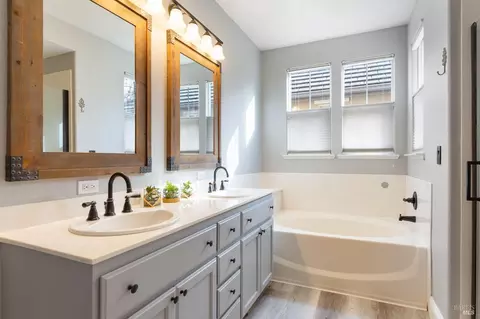 Bath - 6056 Ashwell Way, Vallejo, CA 94591 photo 3 of 4