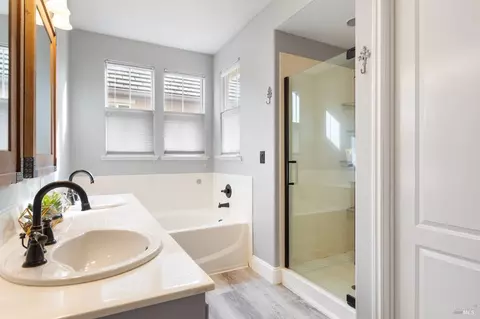 Bath - 6056 Ashwell Way, Vallejo, CA 94591 photo 2 of 4