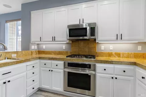 Kitchen - 6056 Ashwell Way, Vallejo, CA 94591 photo 4 of 8