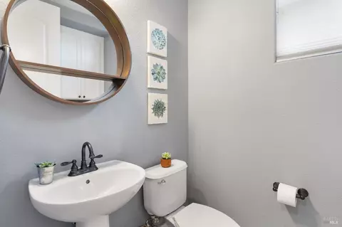 Bath - 6056 Ashwell Way, Vallejo, CA 94591 photo 1 of 4