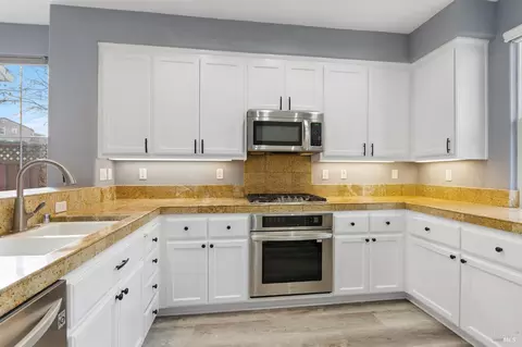 Kitchen - 6056 Ashwell Way, Vallejo, CA 94591 photo 3 of 8