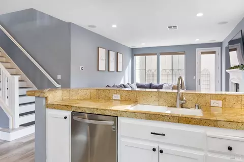 Kitchen - 6056 Ashwell Way, Vallejo, CA 94591 photo 5 of 8