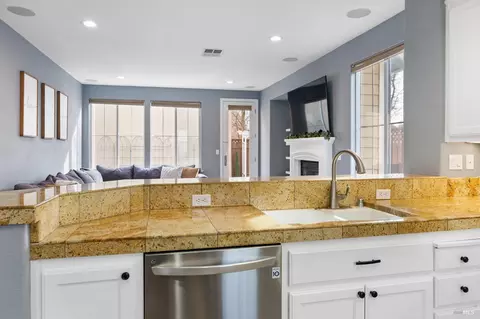 Kitchen - 6056 Ashwell Way, Vallejo, CA 94591 photo 6 of 8