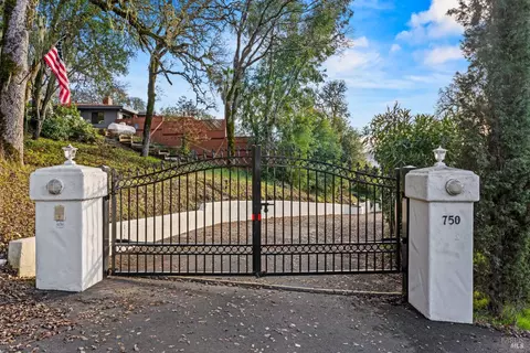 750 Watson Rd, Ukiah, CA 95482 photo 4