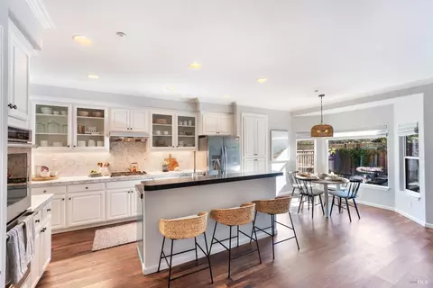 979 Langhart Ct, Healdsburg, CA 95448