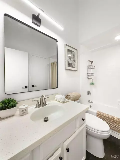 Bath - 192 Cypress Pl, Sausalito, CA 94965 photo 7 of 8