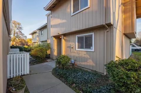 104 Arcadia Dr, Vacaville, CA 95687