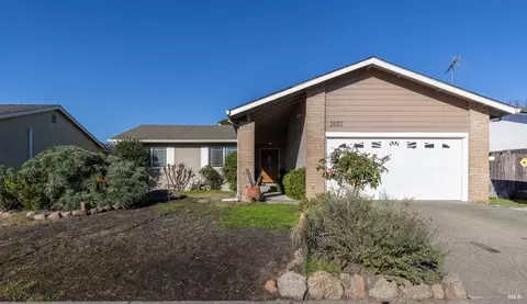 2037 Willow Dr, Petaluma, CA 94954