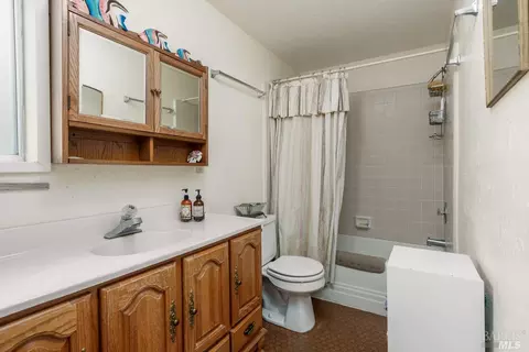Bath - 1129 W Standley St, Ukiah, CA 95482 photo 3 of 3