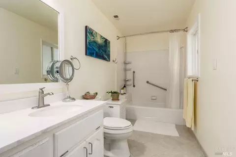 Bath - 1129 W Standley St, Ukiah, CA 95482 photo 2 of 3
