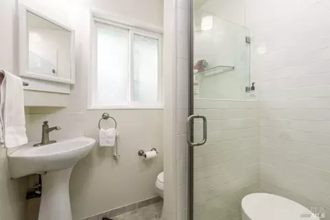 Bath - 1129 W Standley St, Ukiah, CA 95482 photo 1 of 3