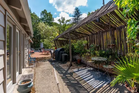 Exterior - 1129 W Standley St, Ukiah, CA 95482 photo 4 of 8
