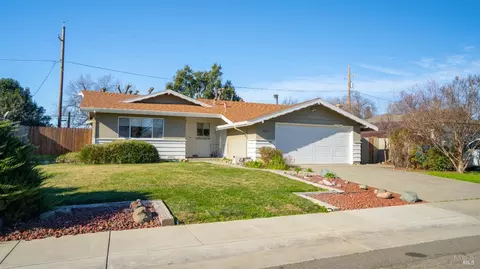 290 S 7th St, Dixon, CA 95620