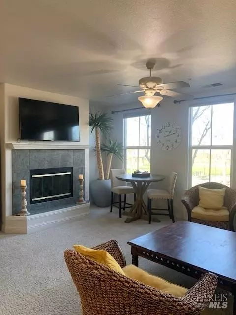 Living - 672 Mcclelland Dr, Windsor, CA 95492 photo 2 of 2