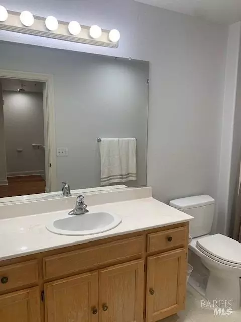 Bath - 672 Mcclelland Dr, Windsor, CA 95492 photo 2 of 2