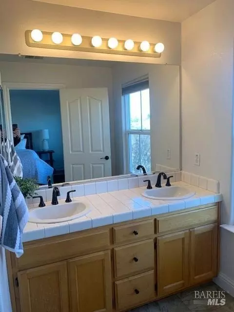 Bath - 672 Mcclelland Dr, Windsor, CA 95492 photo 1 of 2
