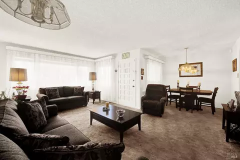 Living - 138 Toyon Dr, Vallejo, CA 94589 photo 3 of 5