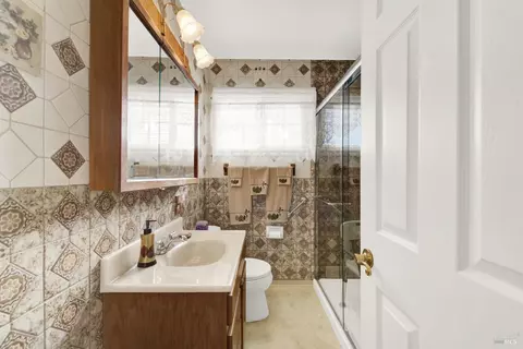 Bath - 138 Toyon Dr, Vallejo, CA 94589 photo 1 of 8