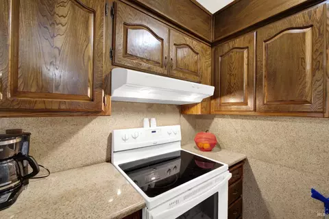 Kitchen - 138 Toyon Dr, Vallejo, CA 94589 photo 7 of 8