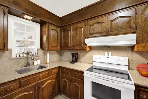 Kitchen - 138 Toyon Dr, Vallejo, CA 94589 photo 4 of 8