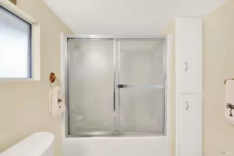 Bath - 138 Toyon Dr, Vallejo, CA 94589 photo 7 of 8
