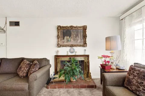 Living - 138 Toyon Dr, Vallejo, CA 94589 photo 5 of 5
