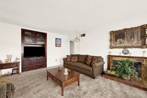 Living - 138 Toyon Dr, Vallejo, CA 94589 photo 4 of 5
