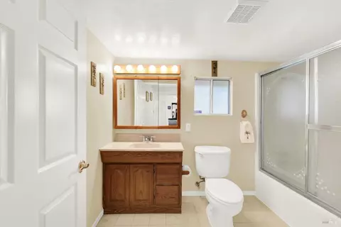 Bath - 138 Toyon Dr, Vallejo, CA 94589 photo 6 of 8
