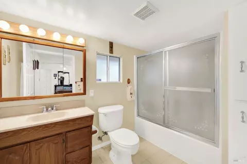 Bath - 138 Toyon Dr, Vallejo, CA 94589 photo 5 of 8