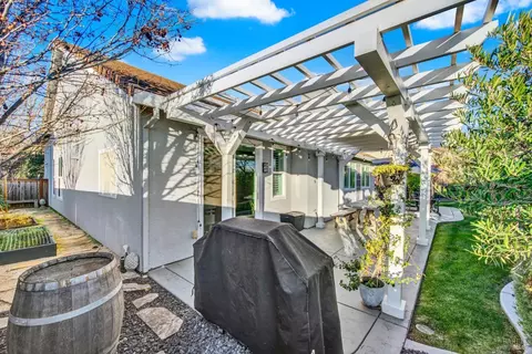 Exterior - 2833 Watson Ct, Fairfield, CA 94534 photo 7 of 17