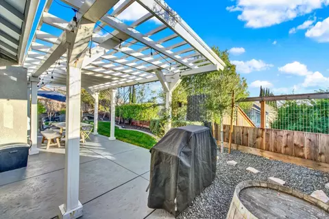 Exterior - 2833 Watson Ct, Fairfield, CA 94534 photo 6 of 17
