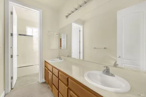 Bath - 6178 Ashwell Way, Vallejo, CA 94591 photo 2 of 4