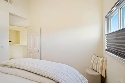 Bedroom - 4 Valley West Cir, Napa, CA 94558 photo 7 of 10