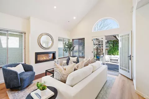 4 Valley West Cir, Napa, CA 94558