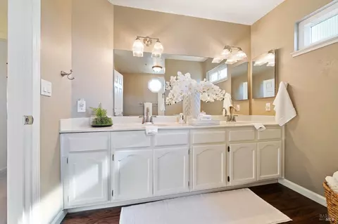 Bath - 4 Valley West Cir, Napa, CA 94558 photo 5 of 6