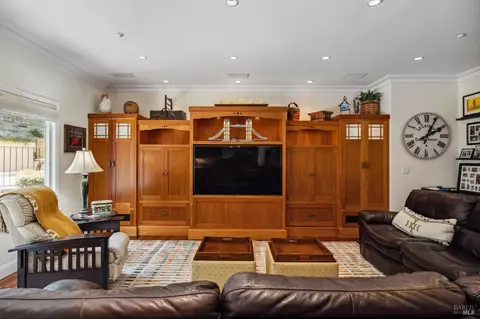 Living - 20 Deer Valley Ct, Petaluma, CA 94952 photo 3 of 5