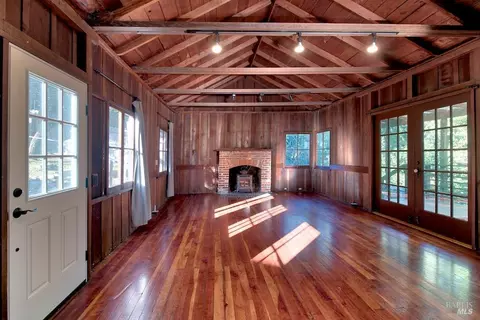 94 Oak Rd, Fairfax, CA 94930