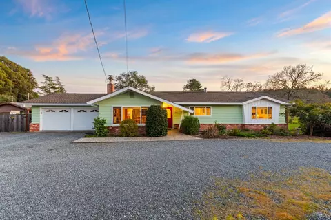 985 Bloomfield Rd, Sebastopol, CA 95472