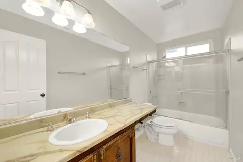 Bath - 579 Florence Dr, Vacaville, CA 95688 photo 2 of 5