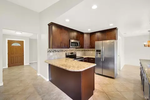 Kitchen - 579 Florence Dr, Vacaville, CA 95688 photo 10 of 12