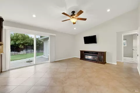 Living - 579 Florence Dr, Vacaville, CA 95688 photo 6 of 10