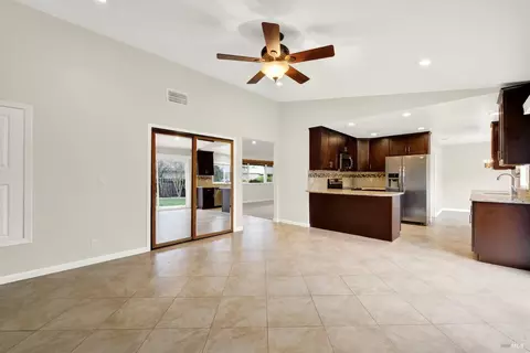 Living - 579 Florence Dr, Vacaville, CA 95688 photo 9 of 10