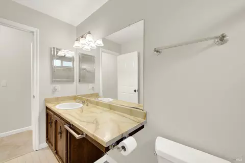 Bath - 579 Florence Dr, Vacaville, CA 95688 photo 3 of 5