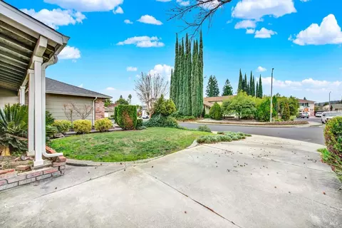 Exterior - 579 Florence Dr, Vacaville, CA 95688 photo 5 of 19