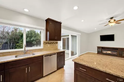 Kitchen - 579 Florence Dr, Vacaville, CA 95688 photo 8 of 12
