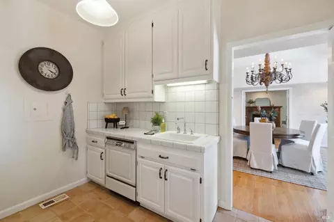 Kitchen - 14 Chrisdumar Ln, Petaluma, CA 94952 photo 12 of 17