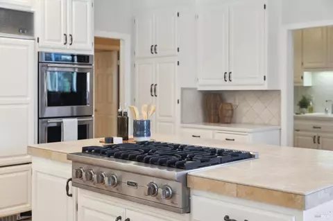 Kitchen - 14 Chrisdumar Ln, Petaluma, CA 94952 photo 6 of 17