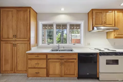 Kitchen - 14 Chrisdumar Ln, Petaluma, CA 94952 photo 15 of 17