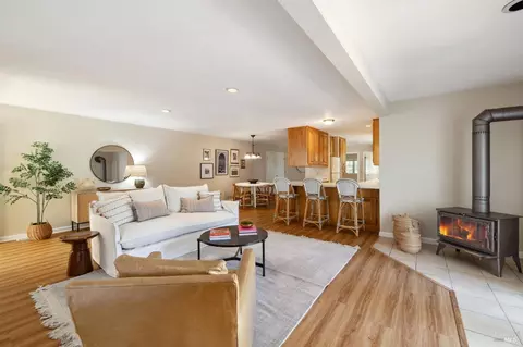 Living - 14 Chrisdumar Ln, Petaluma, CA 94952 photo 6 of 7